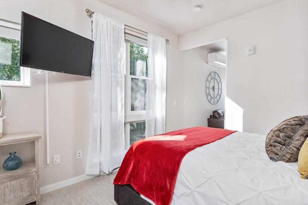 Beautiful 1-Bed & Den Διαμέρισμα Μινεάπολη Εξωτερικό φωτογραφία