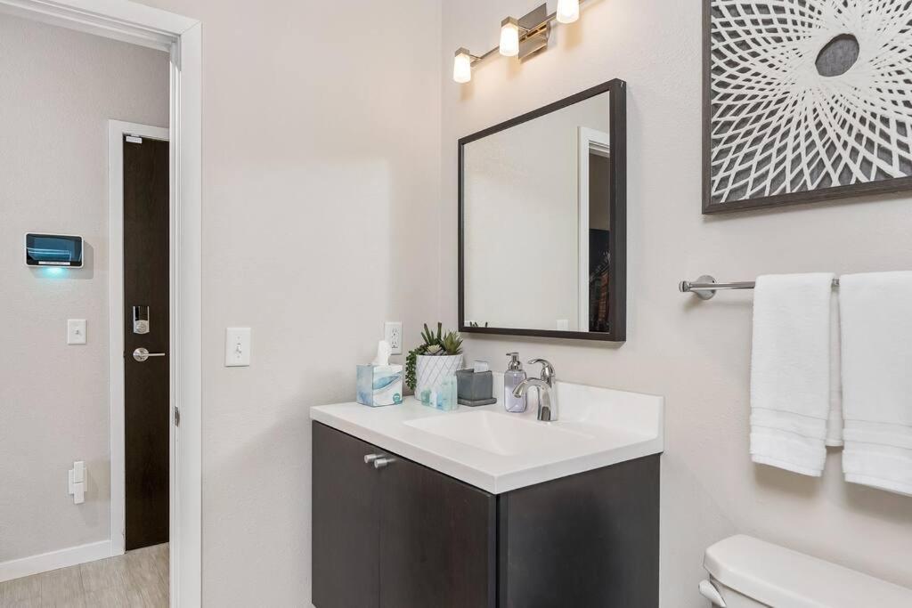 Beautiful 1-Bed & Den Διαμέρισμα Μινεάπολη Εξωτερικό φωτογραφία