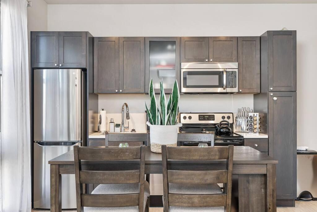 Beautiful 1-Bed & Den Διαμέρισμα Μινεάπολη Εξωτερικό φωτογραφία
