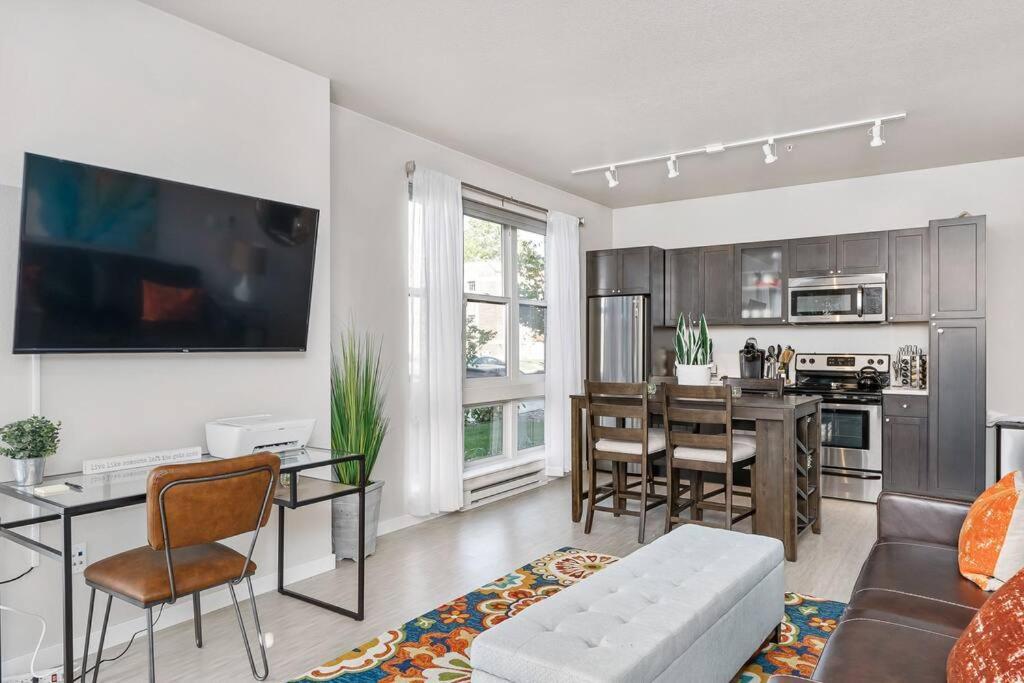 Beautiful 1-Bed & Den Διαμέρισμα Μινεάπολη Εξωτερικό φωτογραφία