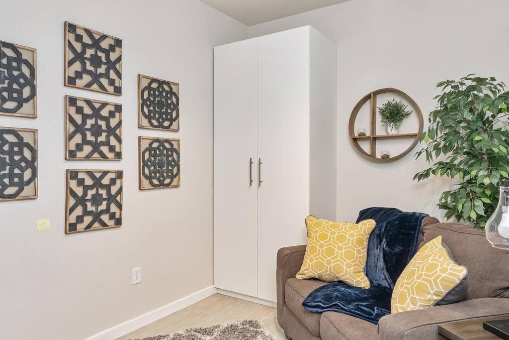 Beautiful 1-Bed & Den Διαμέρισμα Μινεάπολη Εξωτερικό φωτογραφία