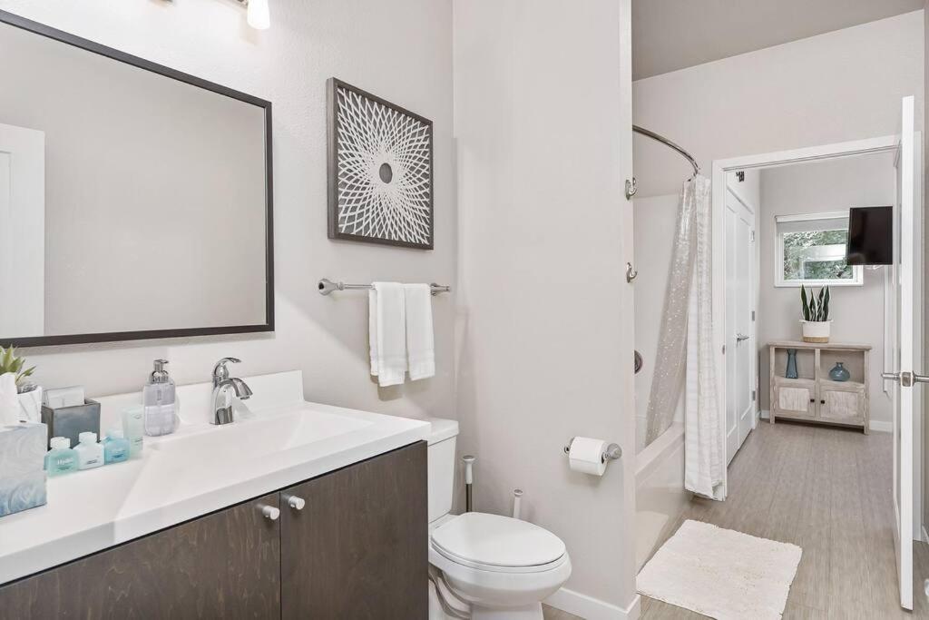 Beautiful 1-Bed & Den Διαμέρισμα Μινεάπολη Εξωτερικό φωτογραφία