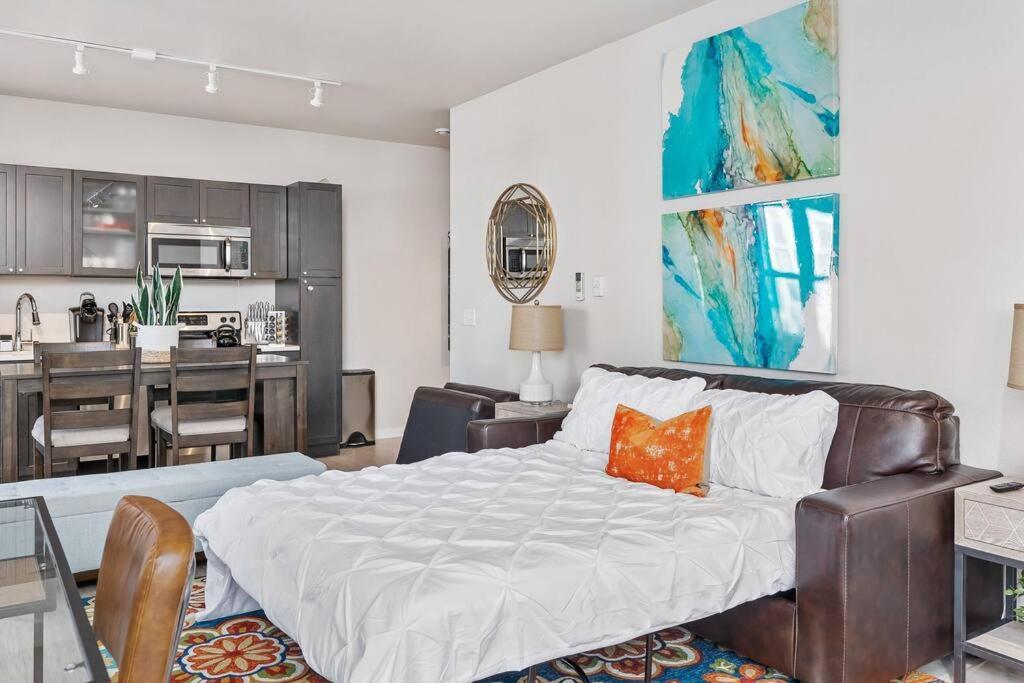 Beautiful 1-Bed & Den Διαμέρισμα Μινεάπολη Εξωτερικό φωτογραφία