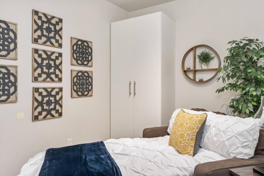 Beautiful 1-Bed & Den Διαμέρισμα Μινεάπολη Εξωτερικό φωτογραφία