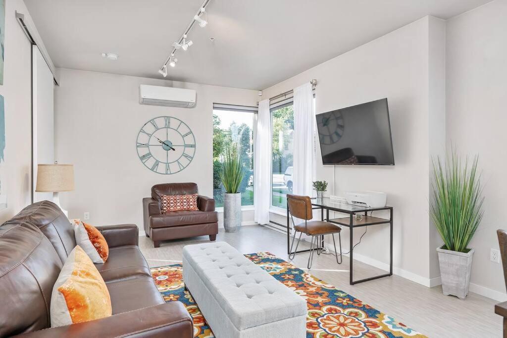 Beautiful 1-Bed & Den Διαμέρισμα Μινεάπολη Εξωτερικό φωτογραφία
